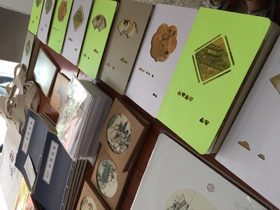 快訊 | 文化搭臺(tái),校企攜手,中國(guó)歷代書(shū)畫(huà)精品公益巡展(莫愁中專站)盛大開(kāi)幕,相關(guān)文創(chuàng)衍生品同步亮相